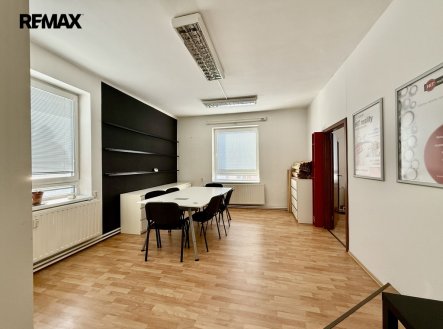 Pronájem kanceláře, 400 m²