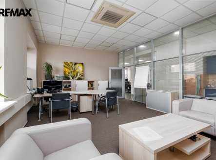 Pronájem kanceláře, 563 m²