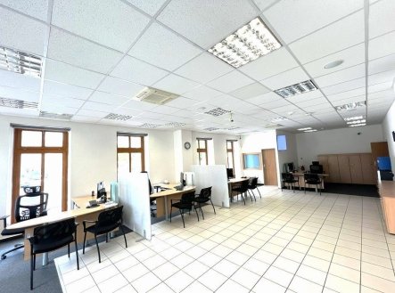 Pronájem obchodní prostory, 273 m²