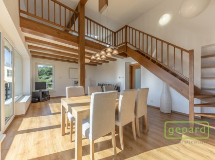 Obývací pokoj s jídelnou 2.NP | Prodej - dům/vila, 204 m²