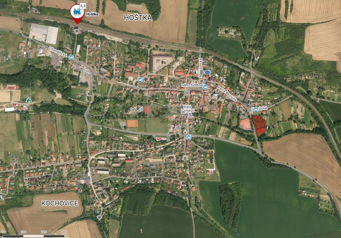 mapy.cz s nádražím a měřítkem s vyznačením pozemku