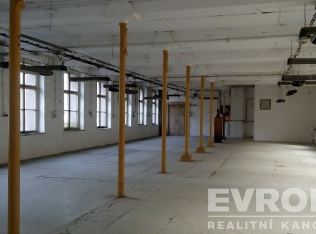 Pronájem skladu, 700 m²