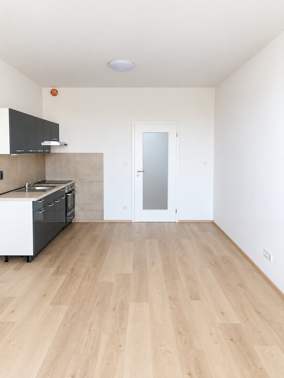 Prosvětlená moderní kuchyně s dubovou podlahou