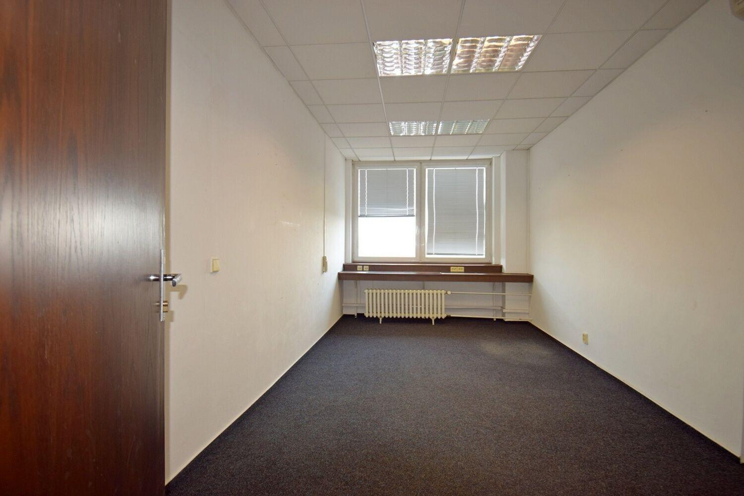1 kancelář s příslušenstvím, 18 m2, Praha 9 - Hloubětín