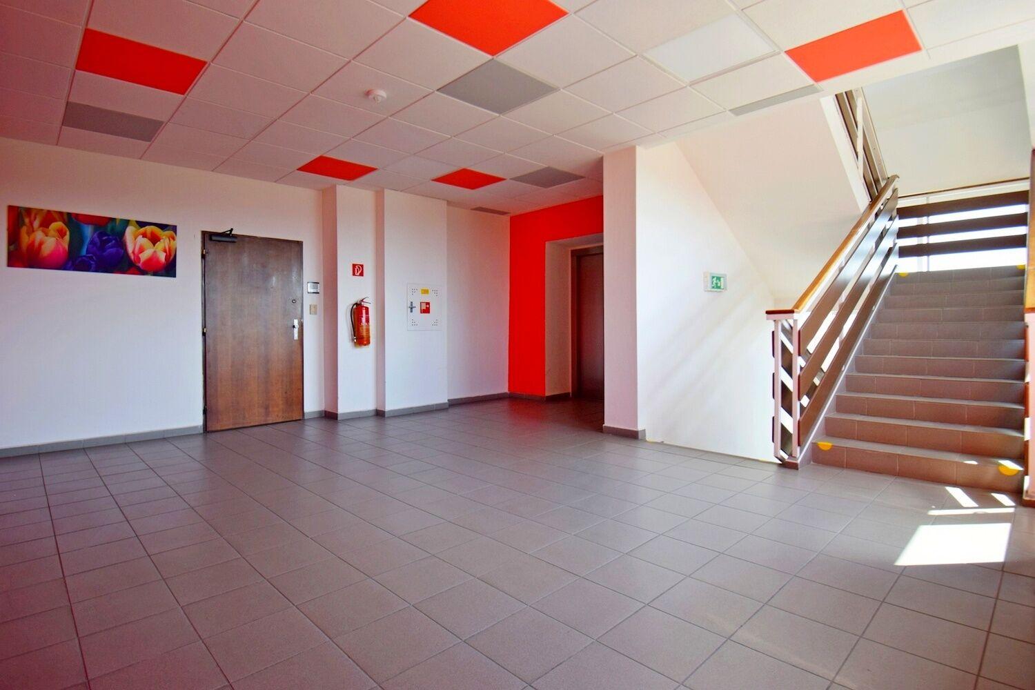 1 kancelář s příslušenstvím, 18 m2, Praha 9 - Hloubětín