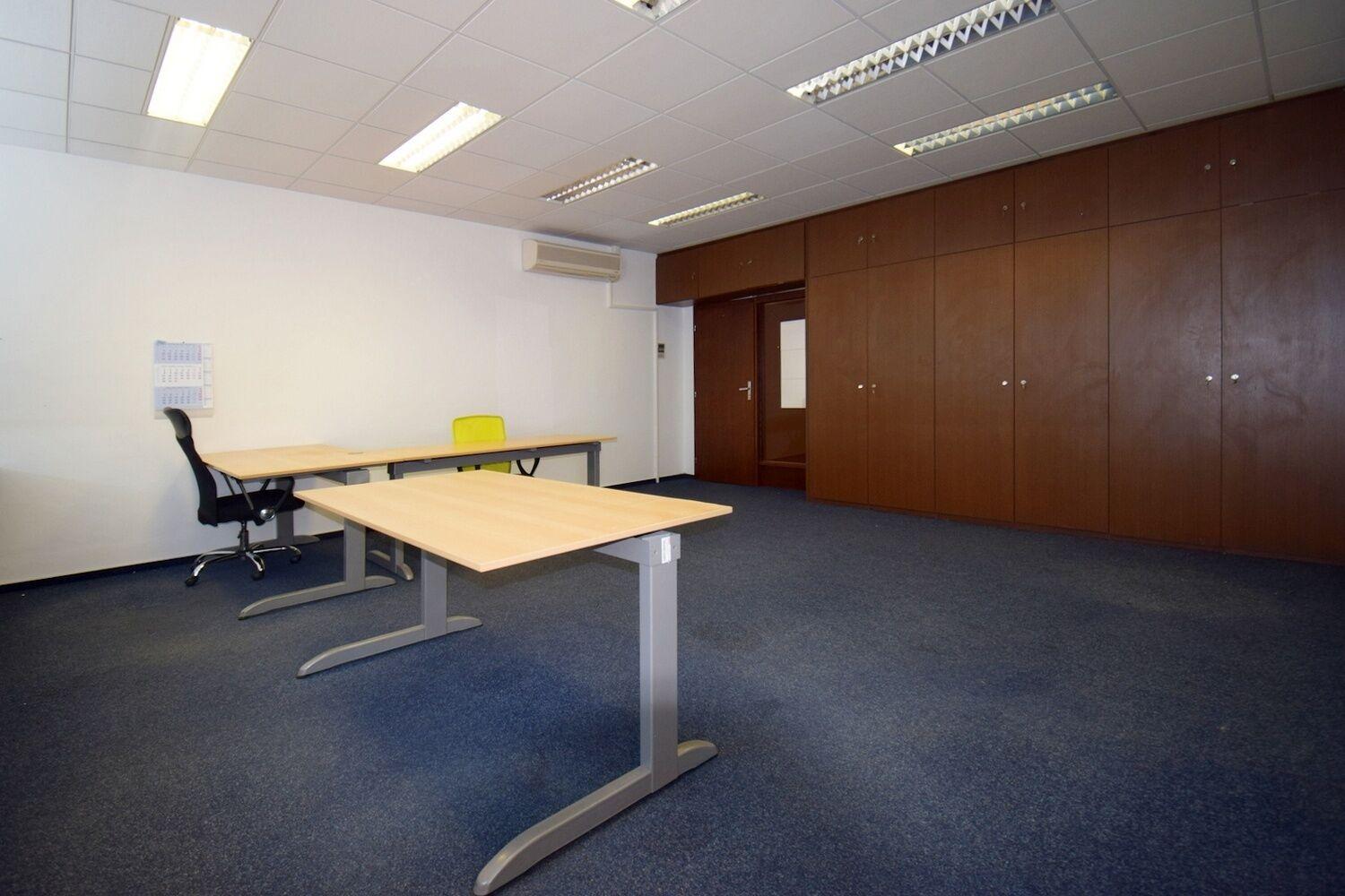 1 kancelář se skládkem a příslušenstvím, 38 m2, Praha 9 - Hloubětín
