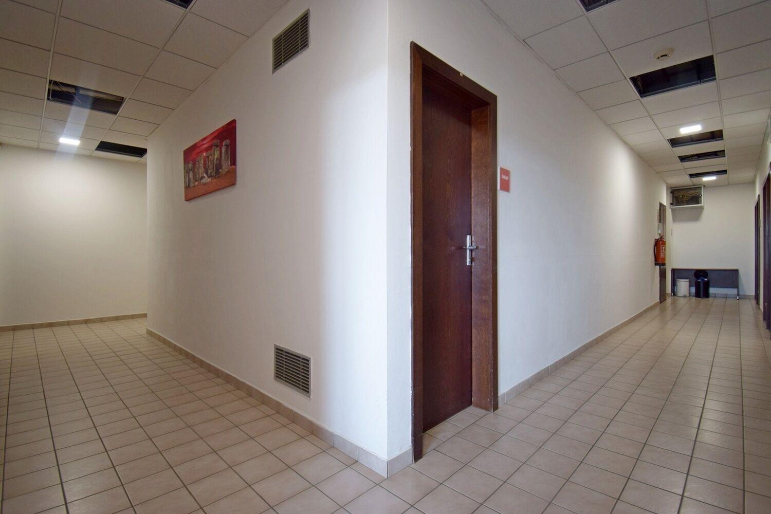 1 kancelář se skládkem a příslušenstvím, 38 m2, Praha 9 - Hloubětín