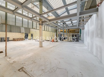 Pronájem obchodní prostory, 1 650 m²