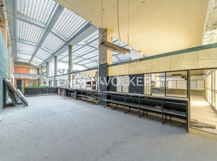 Pronájem obchodní prostory, 1 650 m²