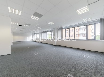 Pronájem kanceláře, 868 m²