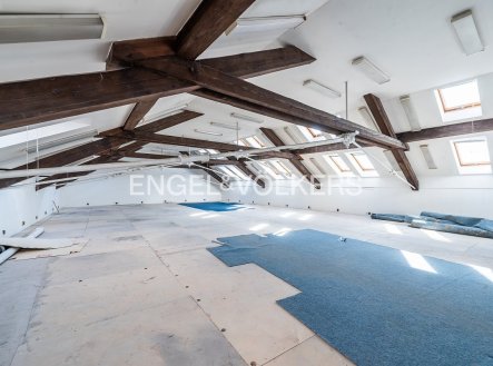 Pronájem kanceláře, 287 m²