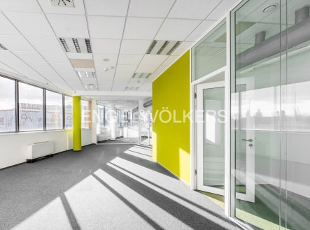 Pronájem kanceláře, 974 m²