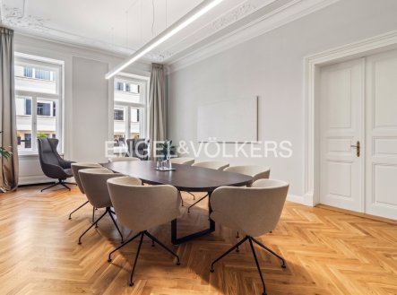 Pronájem kanceláře, 381 m²