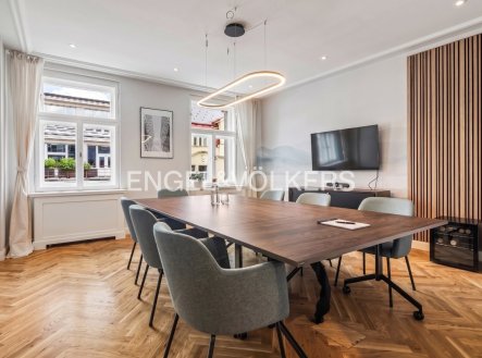 Pronájem kanceláře, 381 m²