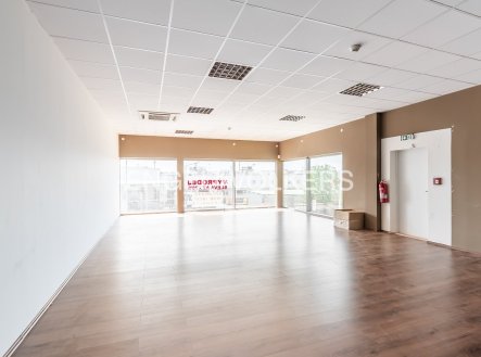 Pronájem obchodní prostory, 268 m²