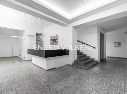Pronájem komerčního objektu, sklad, 329 m²