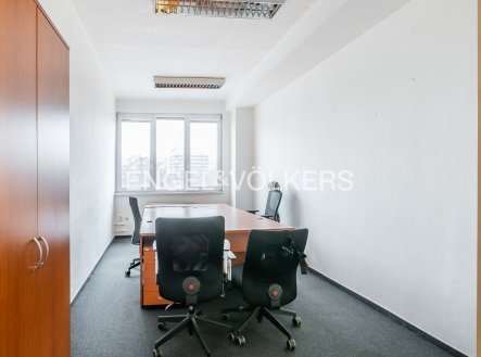 Pronájem kanceláře, 241 m²