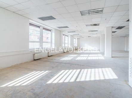 Pronájem kanceláře, 1 499 m²
