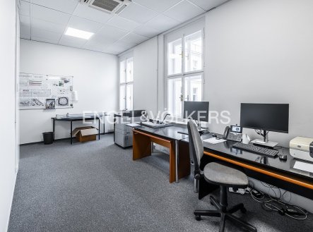 Pronájem kanceláře, 666 m²
