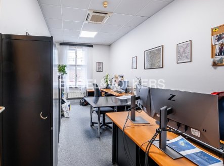 Pronájem kanceláře, 666 m²