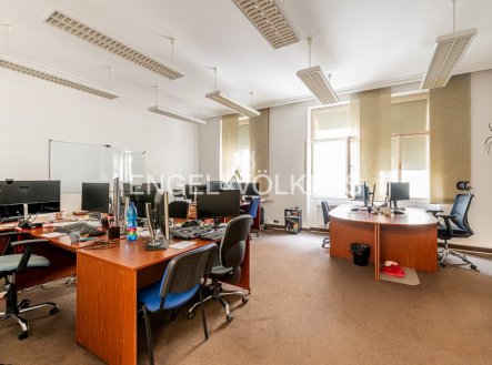 Pronájem kanceláře, 325 m²