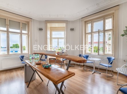 Pronájem kanceláře, 325 m²
