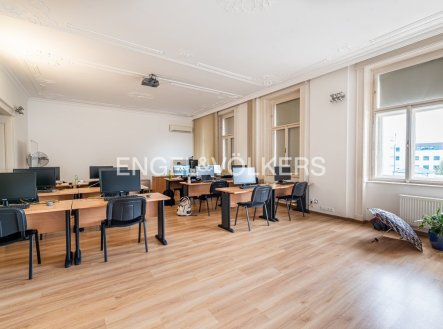 Pronájem kanceláře, 325 m²
