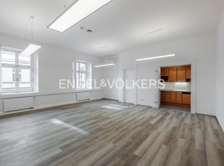 Pronájem kanceláře, 156 m²