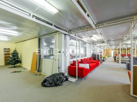 Pronájem kanceláře, 2 550 m²