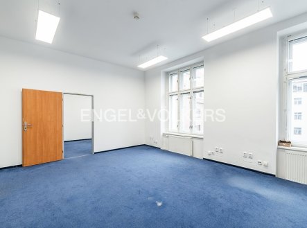 Pronájem kanceláře, 451 m²