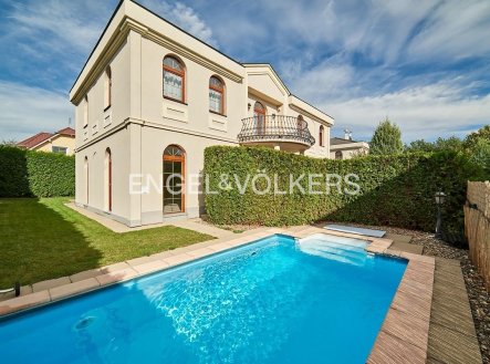 Pronájem domu/vily, 243 m²