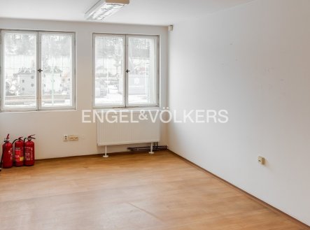 Pronájem kanceláře, 698 m²