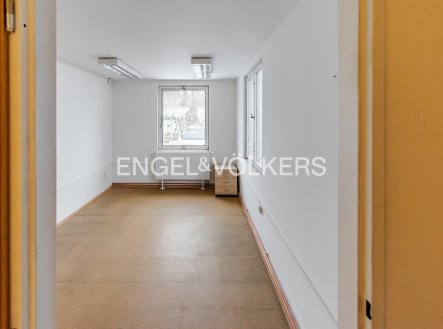 Pronájem kanceláře, 698 m²