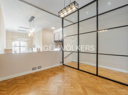 Pronájem bytu, 6+kk, 210 m²