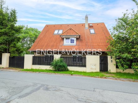 Pronájem kanceláře, 242 m²