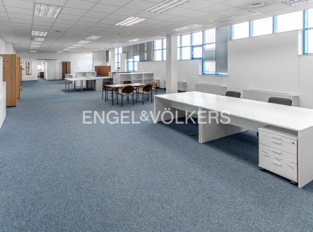 Pronájem kanceláře, 670 m²