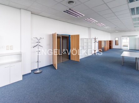 Pronájem kanceláře, 670 m²