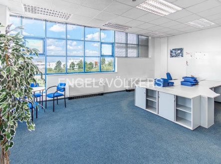 Pronájem kanceláře, 670 m²