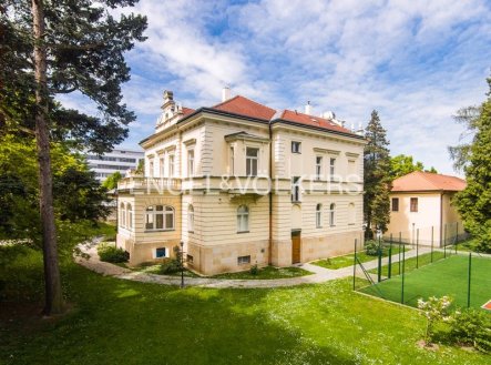 Pronájem kanceláře, 827 m²