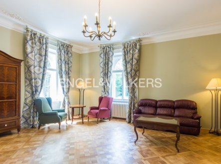 Pronájem kanceláře, 827 m²