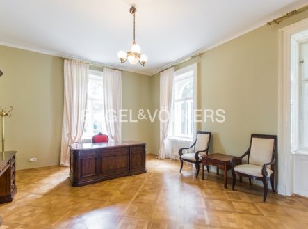 Pronájem kanceláře, 827 m²