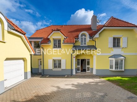 1 P1637423_web | Pronájem - dům/vila, 302 m²