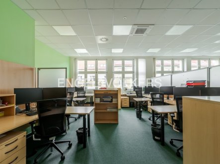 Pronájem kanceláře, 2 636 m²