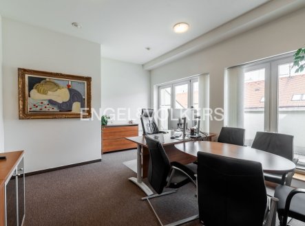 Pronájem kanceláře, 2 636 m²