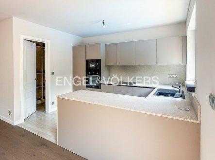 Pronájem domu/vily, 184 m²