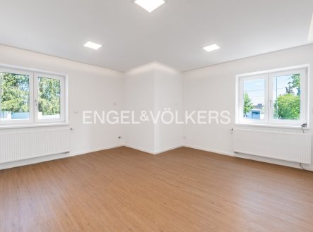 Pronájem kanceláře, 200 m²