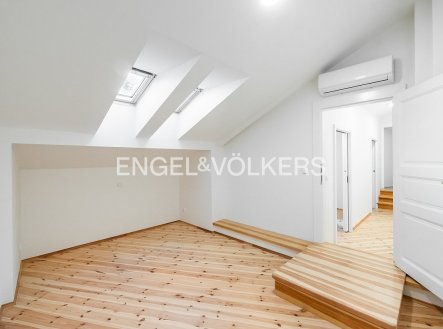 Pronájem bytu, 4+kk, 89 m²