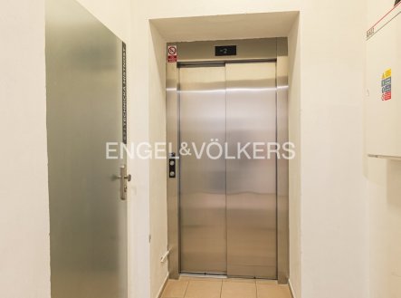 Pronájem komerčního objektu, sklad, 77 m²