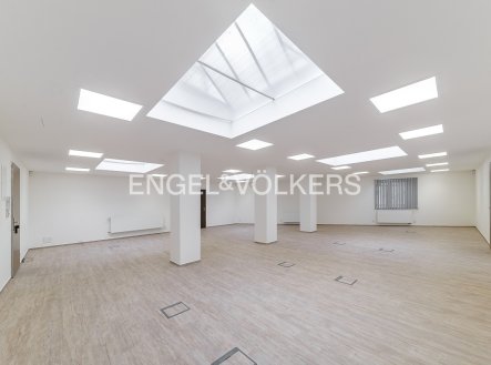 Pronájem kanceláře, 333 m²