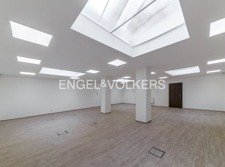 Pronájem kanceláře, 333 m²
